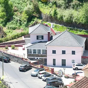 Casa Do Ribeiro Frio Alojamento de Turismo Selvagem Santana (Madeira)